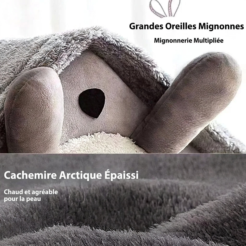 Détail des grandes oreilles et de la peluche épaisse de la maisonnette grise