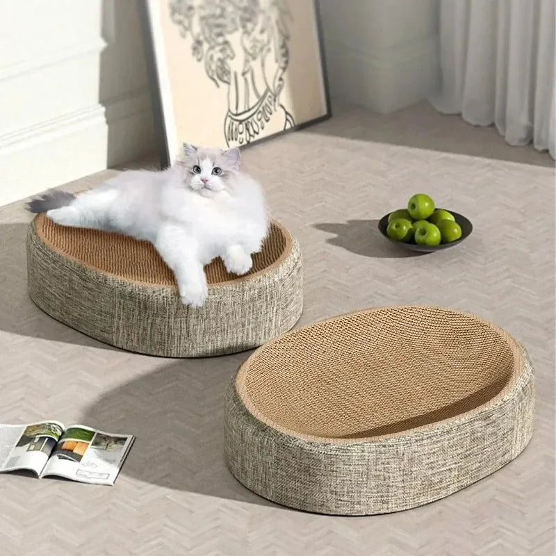 Chat couché dans le nid griffoir ovale