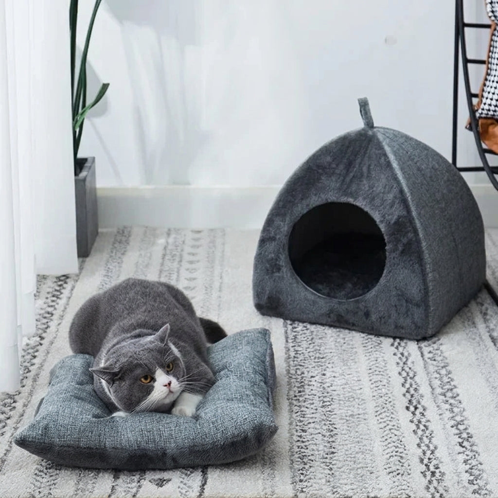 Nid Triangle Velours gris et coussin avec un chat