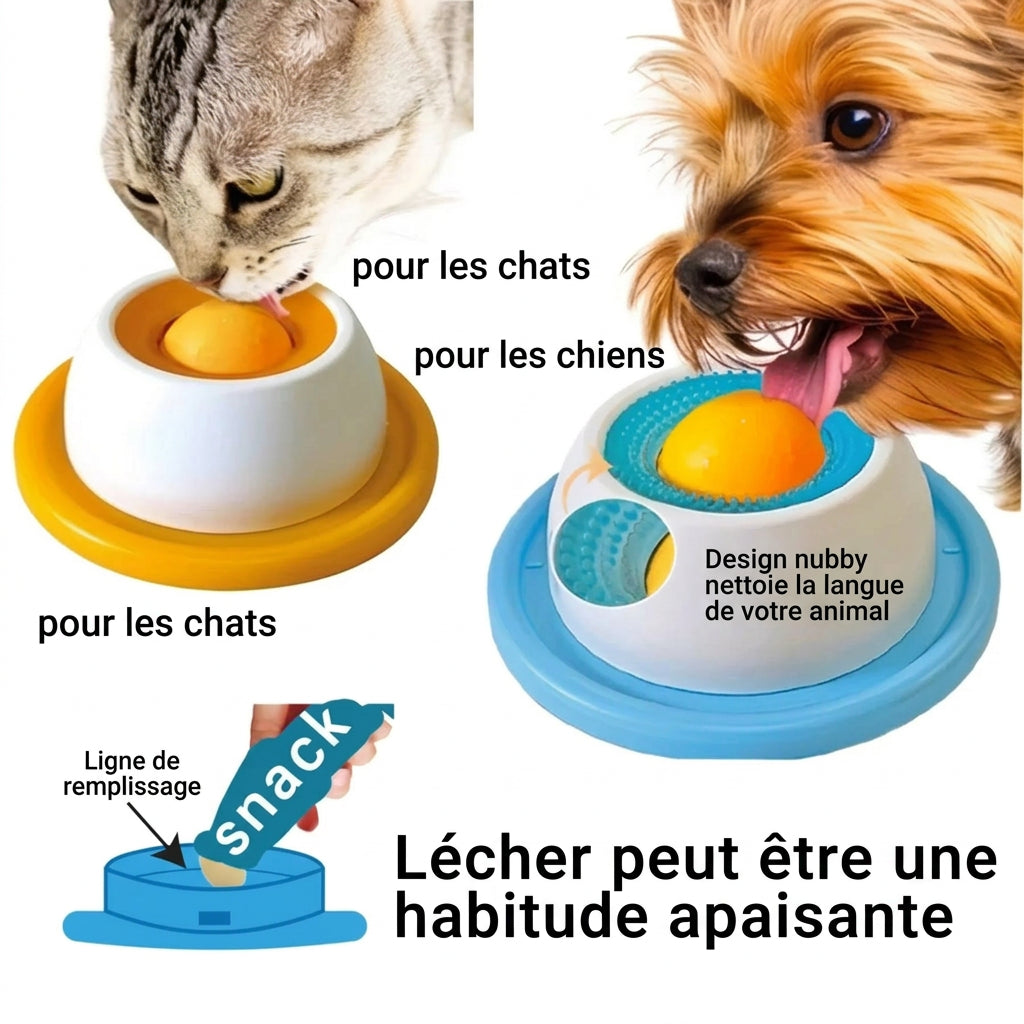 Chien et chat avec le jouet à lécher à bille