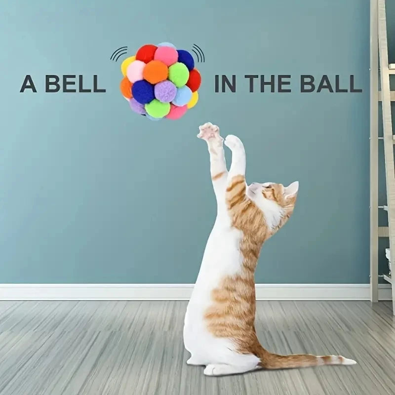 Pompon avec clochette dans la balle, chat qui joue