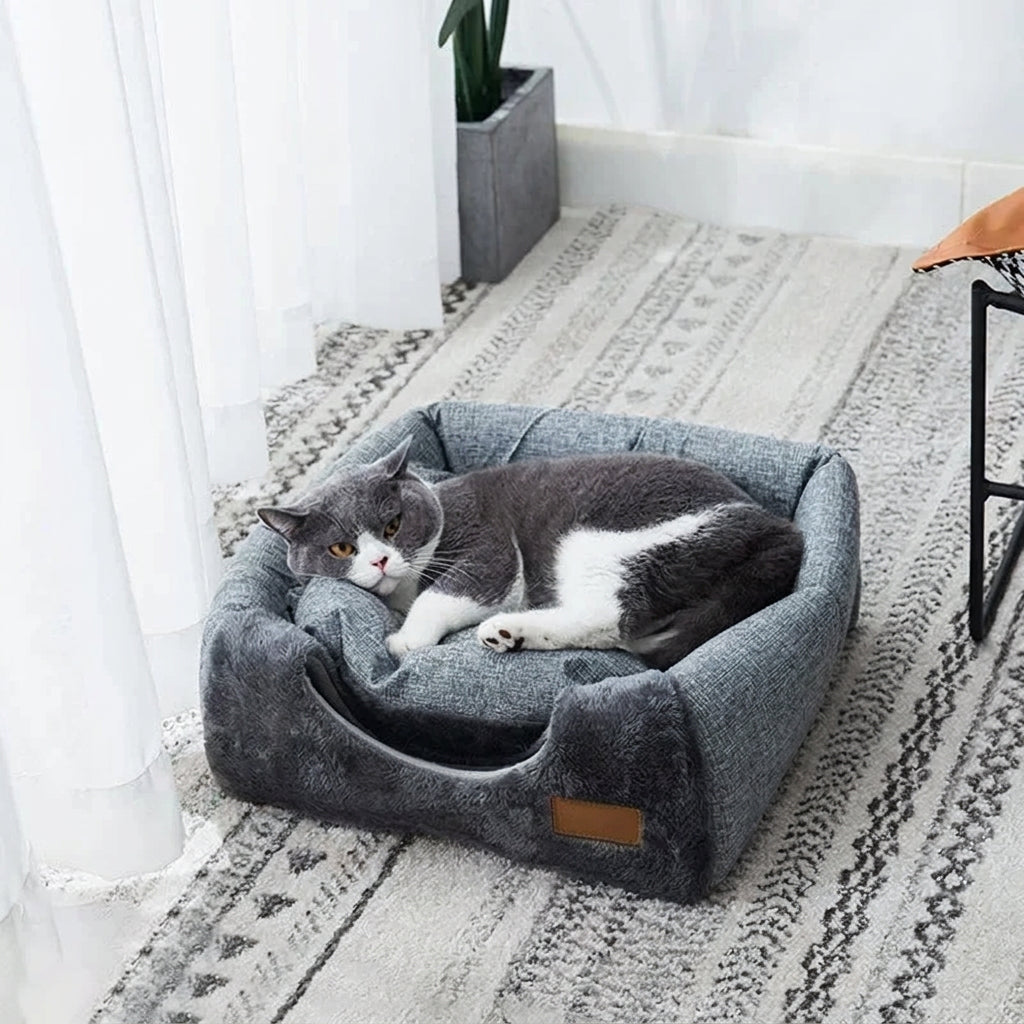 Coussin du Nid Triangle Velours avec un chat couché